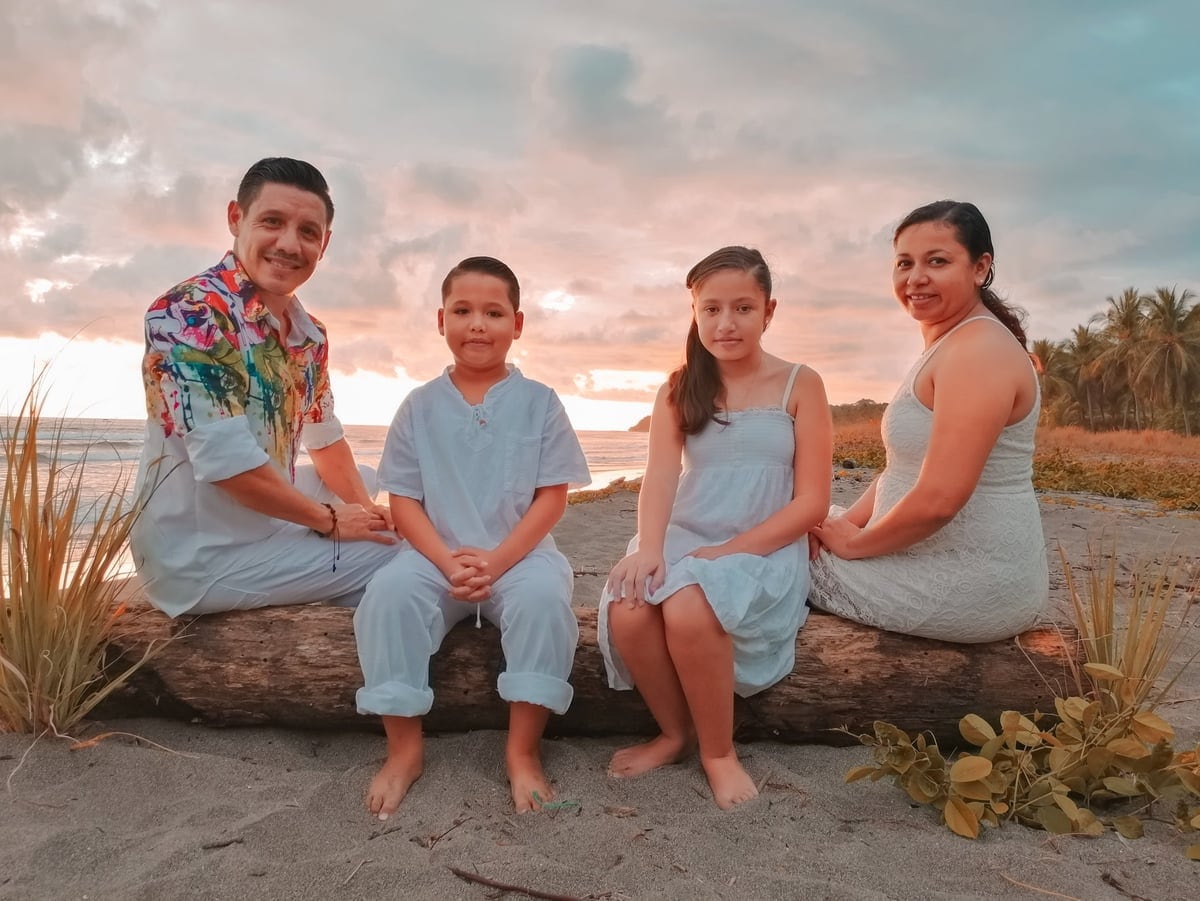 Retrato de los pastores Roberto y Leonor Matamoros junto a sus dos hijos