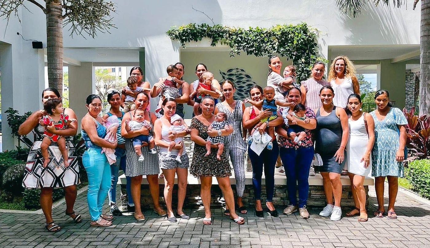 Grupo de madres del Centro Prenatal Bethel reunidas al aire libre, varias con sus bebés en brazos